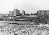 502712 Afbeelding van de grondwerkzaamheden voor de aanleg van de vijver in het Park De Gagel te Utrecht. Links op de ...